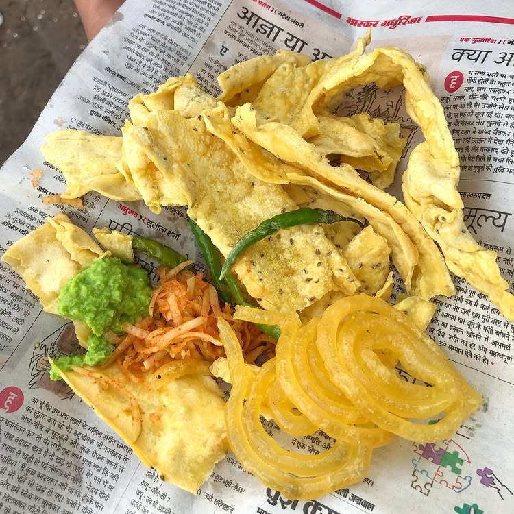 fafada gathiya with jalebi and mirchi