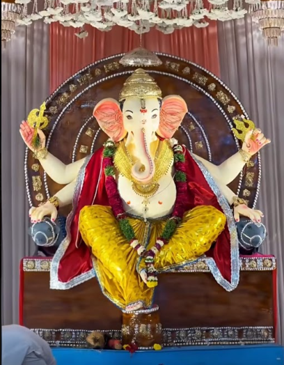 Setubandh Manekwadi Mitra Mandal Ganpati idol at Crescent Circle